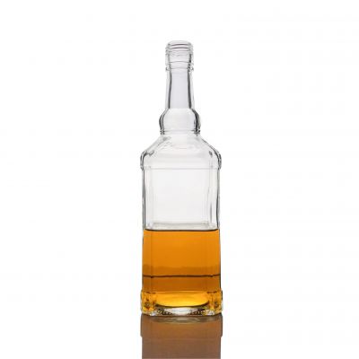 China Factory 700ml Clear Glass Liquor Bottle with Screw Cap 