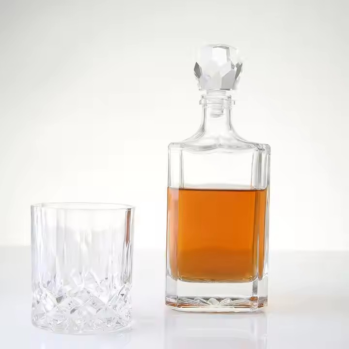 OEM Bestseller Square Bottle Whiskey Decanter Set Wholesale Crystal Glass Spirit Decanter for Spirit Whisky With Glass Stopper