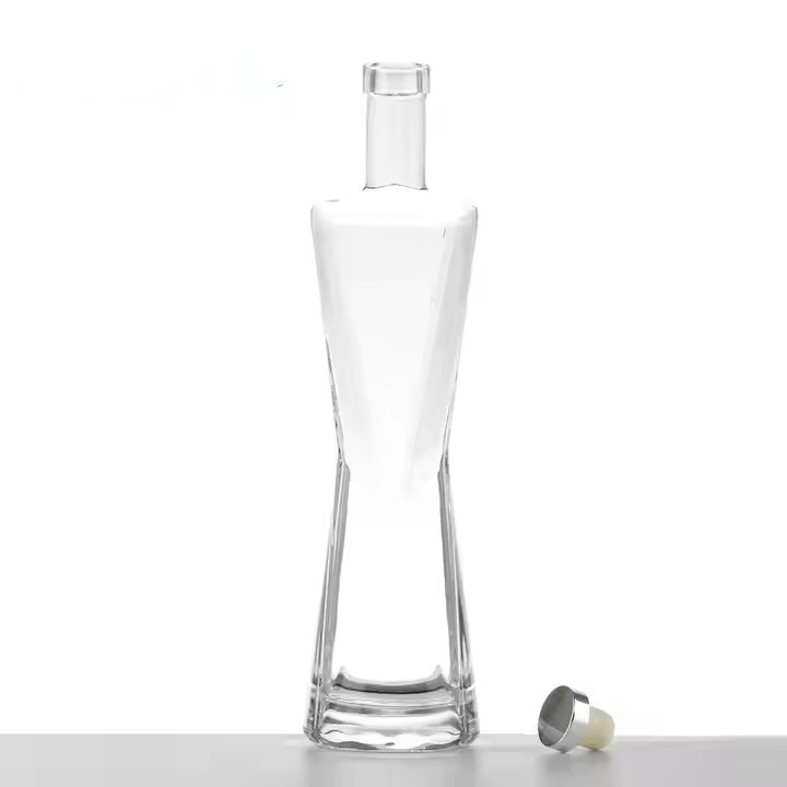 China Factory Hot Sell Super Fling Glass Bottle Free Sample Empty Bottle for Liquor Vodka Brandy Whiskey