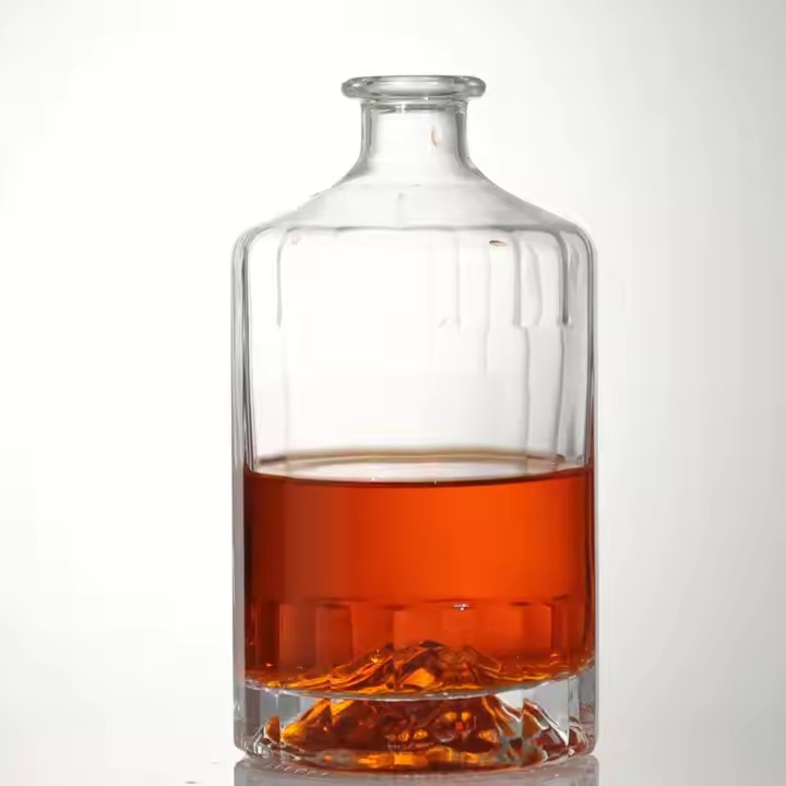 Elegant Line Design 500ml 700ml 750ml 7000ml Whiskey Vodka Gin Glass Bottles for Rum