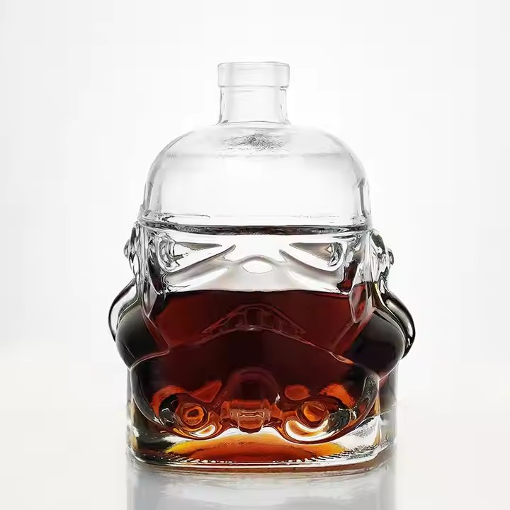 Wholesale Star Storm Trooper Shaped Wars Spirits Container 0.75l Liquor 750ml Vodka Special Unique Custom Funny Glass Bottle