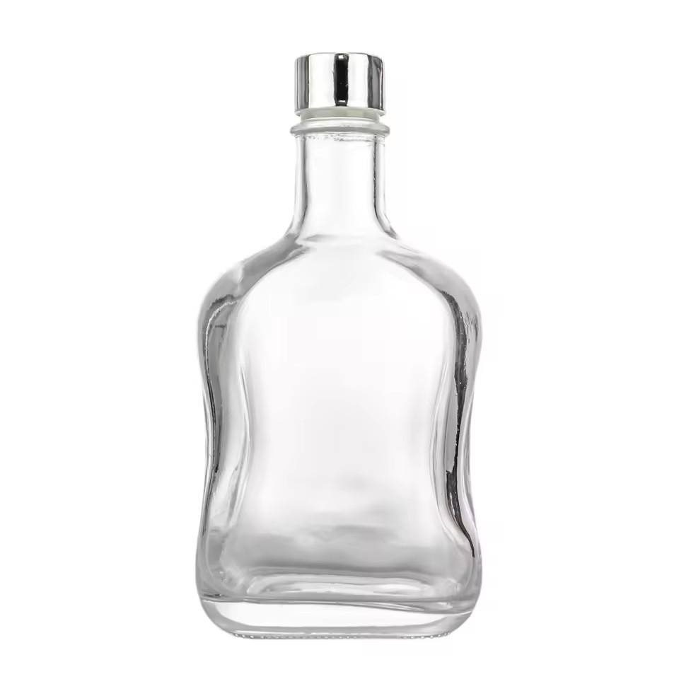 700ml Flat Square Glass Bottles with Cork Hot Sale Customized Low-price with Screw Cap Compact for Liquor Whiskey Vodka