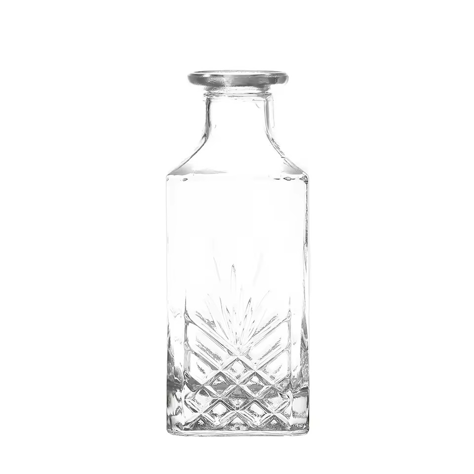 Luxury Desig 500ml 700ml White Exquisite Square Glass Spirit Bottle for Vodka Whiskey Tequila Brandy