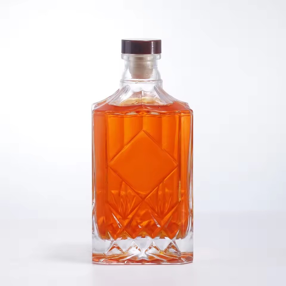 Elegant and High-quality, Customizable square 500ml Whiskey Vodka Brandy Glass Bottle with Cork for Luxurious Dinner Gatherings