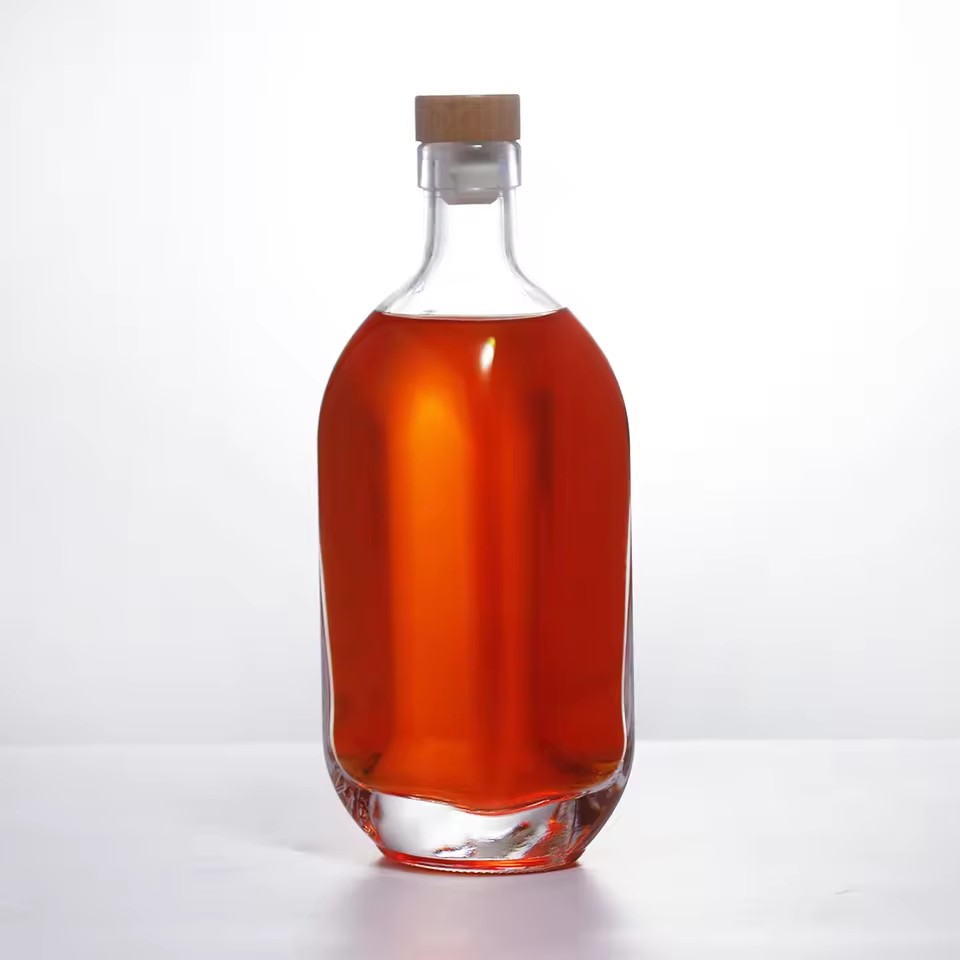 High-end Simple Slightly Flattened Square Super Flint Glass Bottle Cork Screen Printed 700ml Whiskey Vodka Rum Gin Daily Use