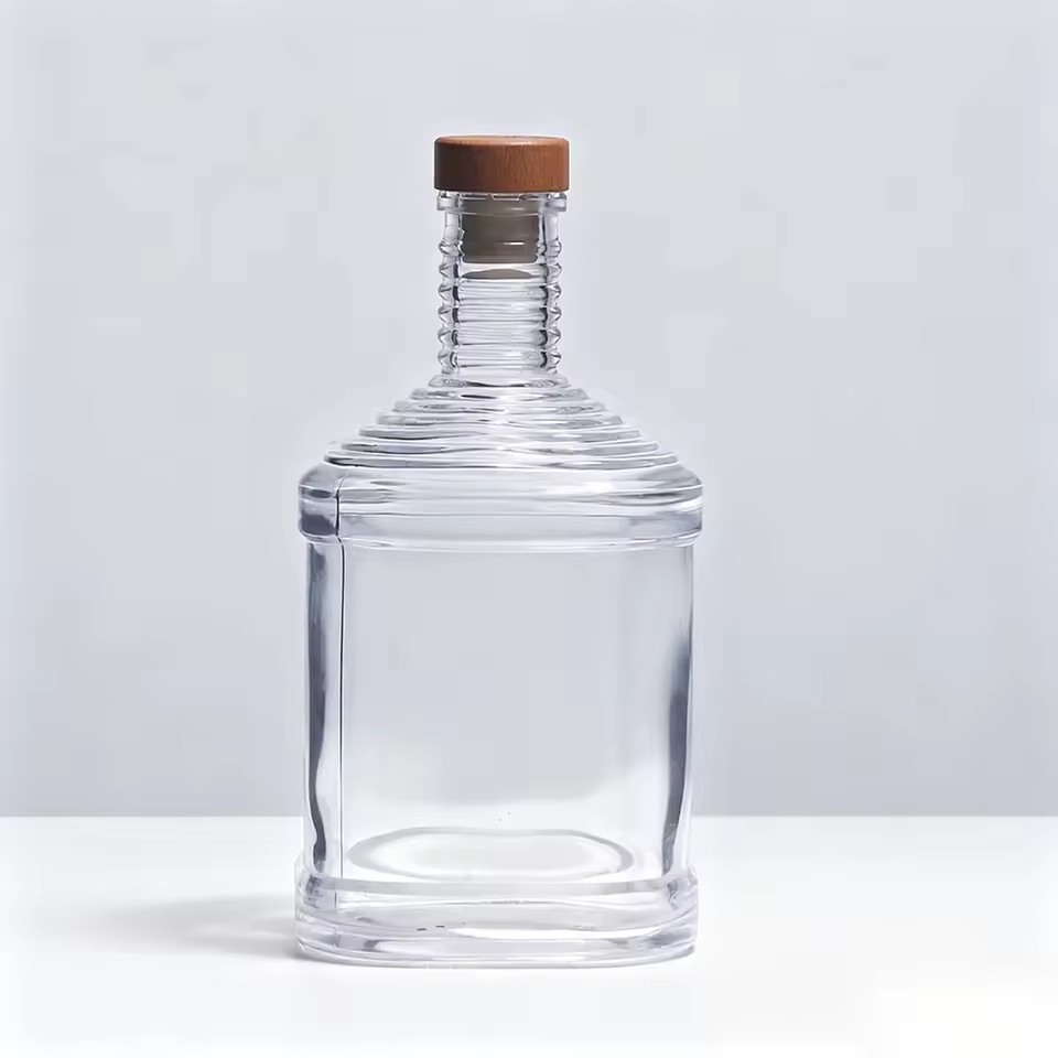 700ml High-quality Customizable square Glass Bottle Cork for Whiskey Vodka Brandy Rum Suitable for Parties Receptions Dinners