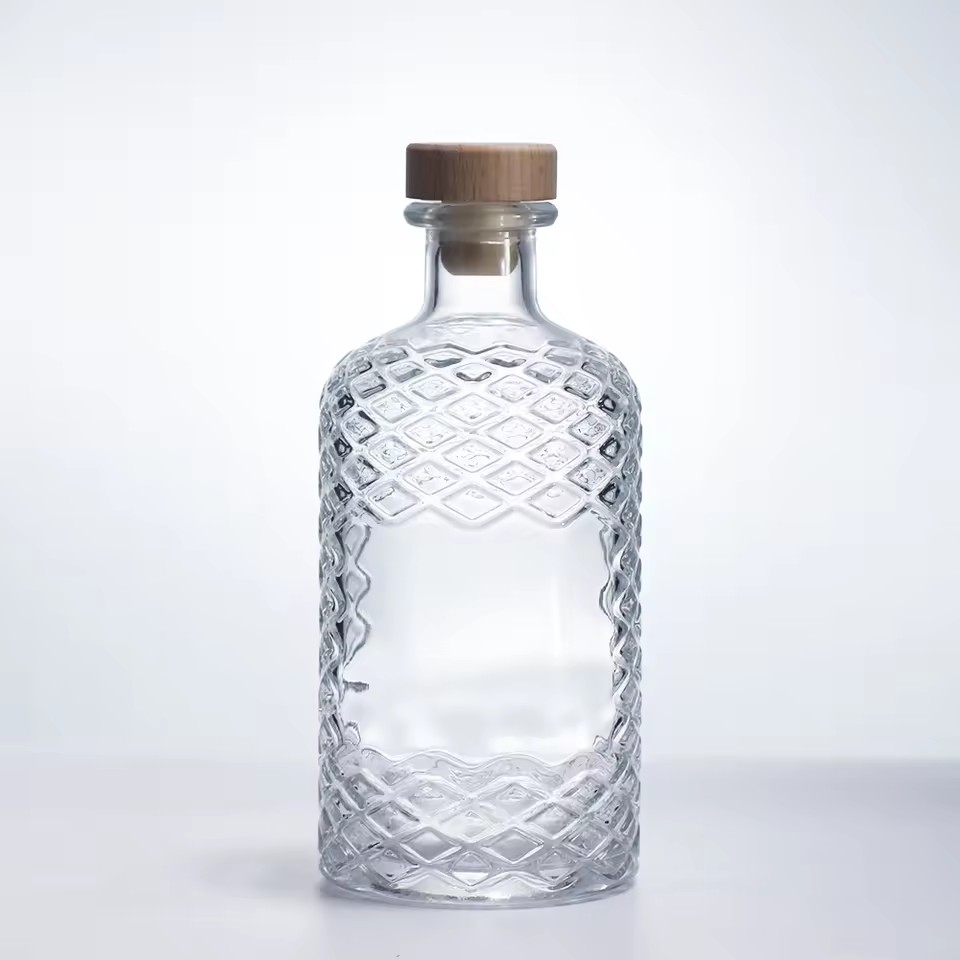 Convenient 500ml Flat Hand-Grabbed Whiskey Vodka Glass Bottle Crystal Cap for Tequila Fruit Drinks Features Hot Stamping Surface