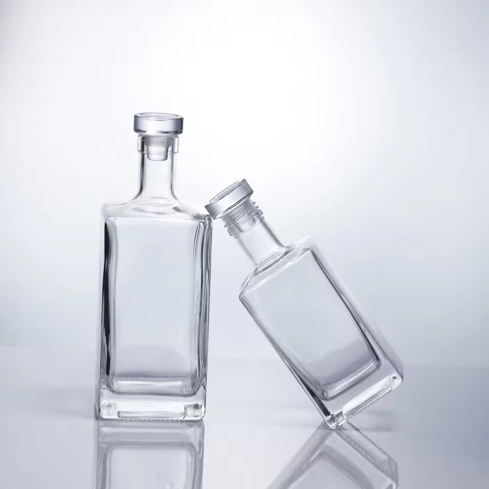 Factory Direct Sale Customizable 250ml 500ml Glass Cap Crystal Tequila Brandy Beverages with Rubber Stopper Seal Carton Packing