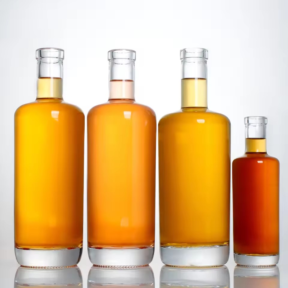 Recyclable Round Empty Flint Glass Bottle with Spray Cap for Liquor Wine Tequila Brandy Energy Drinks Cork Sealing Included