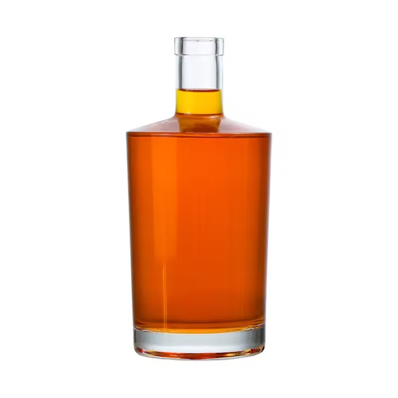 Wholesale 750ml Flint Glass Liquor Bottles Crystal Clear Flat Shoulder Bottle for Vodka Gin Whiskey