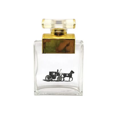 Clear glass perfume bottles are decorated with carriage patterns 