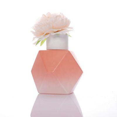 Customized 200ml Polyhedral Shaped Matte gradient pink Empty Reed Diffuser Glass Bottle with Sticks 