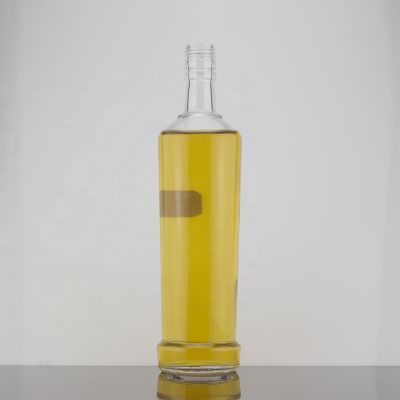 Customized Screw Cap Sealed Transparent Empty Vodka Glass Bottle 700ml