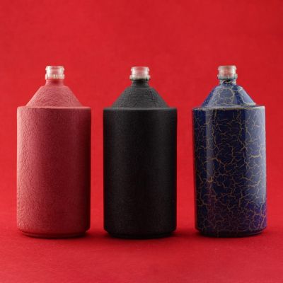 Hot Sale Antique Red Glass Bottle 500 ml GLass Liquor Bottle Fancy Sexy Black Liquor Glass Bottle 
