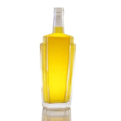 Wholesale High Quality Clear White Spirit Bottle Tall Slightly Curvy Shape Whisky Vodka Gin Tequila Glass Bottle 700ml