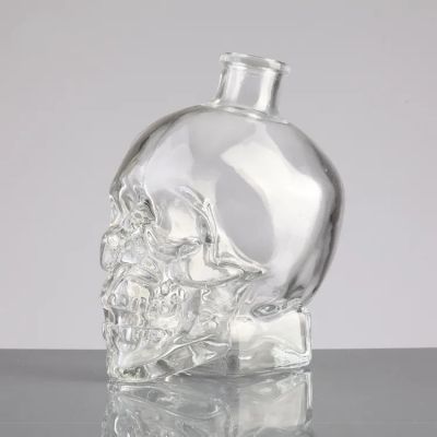 Handmade glass whiskey tequila vodka gin wine bottle Food grade 1000 ml glass skull bottle with skull inside