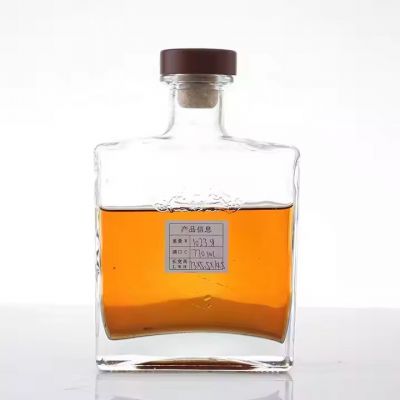 Custom Crystal Whiskey Decanter with Ice Cube Mold & Lid - Elegant Glass Liquor Bottle for Bourbon Rum
