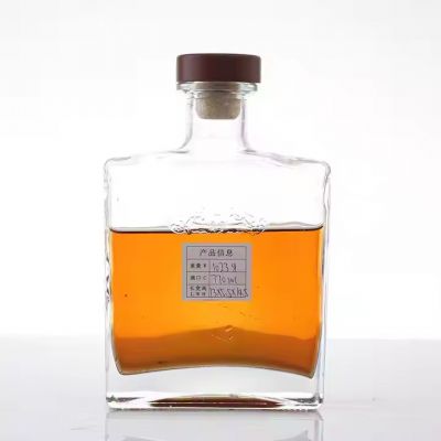 Hot Selling Fancy Empty 700 ml Custom Flint Square Shape Whisky Luxury Spirit Vodka Glass Bottle With Corks