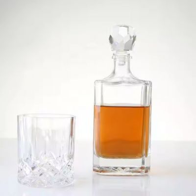 Wholesale New Launch Thick Bottom Elegant 250ml 375ml 500ml Square Base Whiskey Bottle Wholesale Decanter Glass