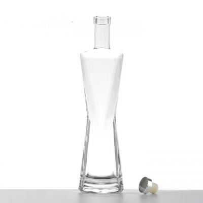 China Factory Hot Sell Super Fling Glass Bottle Free Sample Empty Bottle for Liquor Vodka Brandy Whiskey
