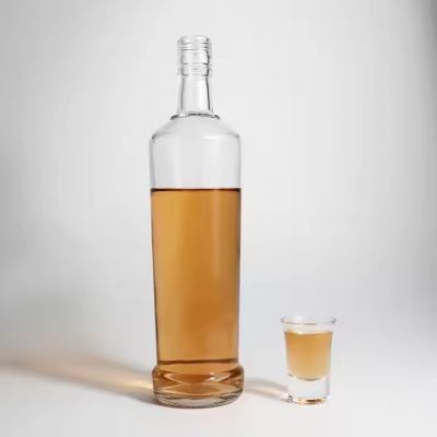 Empty 700ml Extra Flint Glass Bottle for Liquor Vodka Whisky Brandy Alcohol with a Screw Cap Chinese Glass Bottle Manufacturers