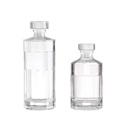 High Flint 700ml Vodka Glass Bottle Refillable Alcoholic Beverage with Screw Cap and Thick Bottom Featuring a Glass Stopper