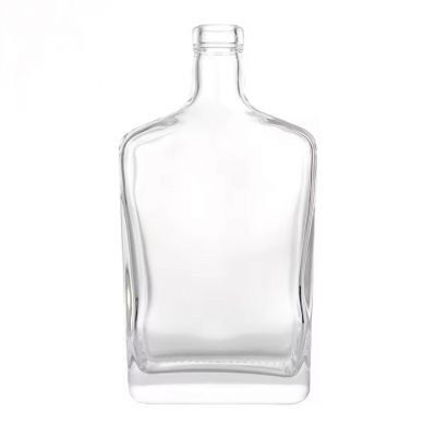 Customizable Premium 700ml Square Glass Liquor Bottle for Whiskey, Rum, Vodka, and Gin with Cork Stopper