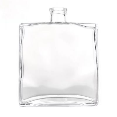 Custom Square Glass Whiskey Gin Vodka Brandy Tequila Bottle with Cork Sealing 700ml Capacities for Energy Drinks