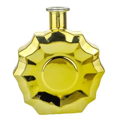 Luxury 700ml Diamond-Cut Electroplated Gold Glass Liquor Bottle for Premium Brandy Tequila Spirit Custom Empty Glass Bottle