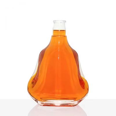 Empty Round 700ml Super Flint Glass Spirit Whisky Vodka Beverage Bottles with Cork Sealing and Screw Cap